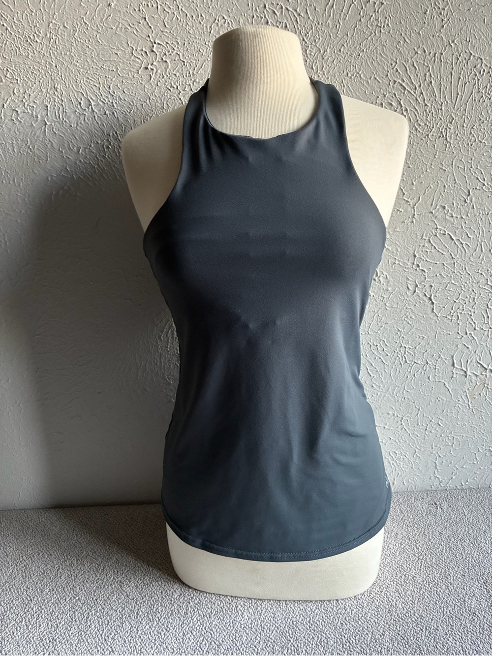 ALO Yoga Gray Racerback
Open Back Tank Top Built-In
Bra L